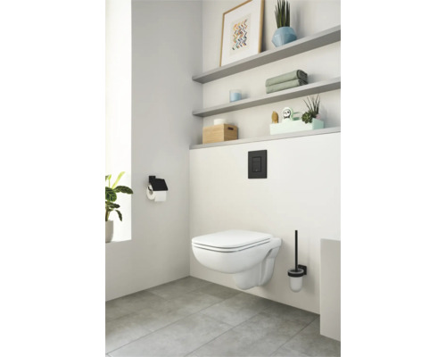 Modernes Badezimmer mit wandhängendem WC, Ablagen und Accessoires