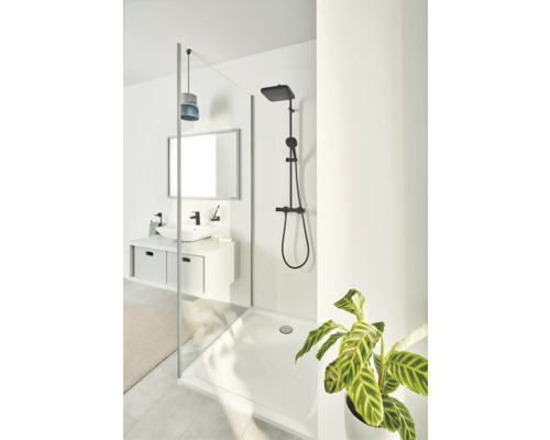 Badezimmer mit Duschkabine, Waschbeckenunterschrank, Spiegel und Regendusche