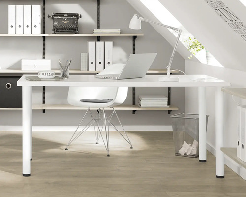 Helles Arbeitszimmer mit Schreibtisch, Regal und Büromaterial.