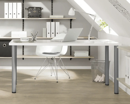 Helles Arbeitszimmer mit Schreibtisch, Stuhl und Regalen