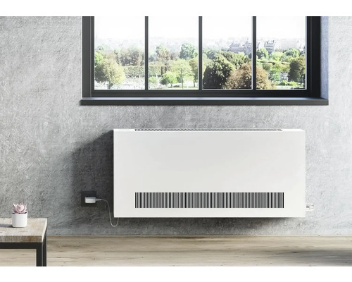 Weißer Heizkörper unter einem Fenster in einem Zimmer.