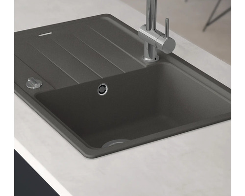 Spüle aus Steinmaterial mit Abtropffläche und Armatur