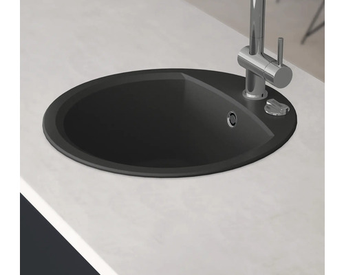 Schwarzes Spülbecken mit Armatur auf einer Arbeitsplatte