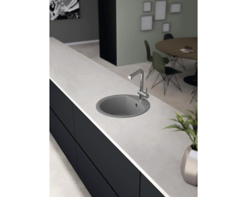 Küchenspüle mit Armatur in modernem Küchendesign