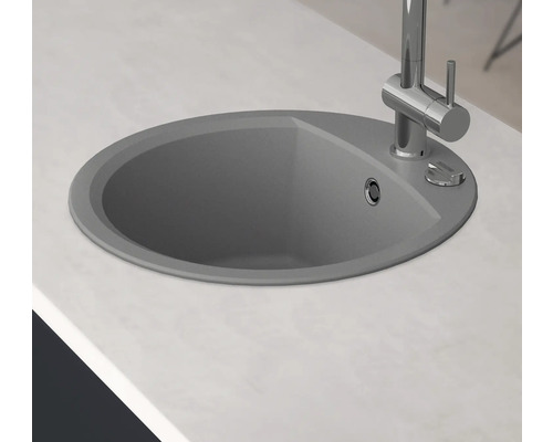 Runde Küchenspüle mit Wasserhahn auf einer Arbeitsplatte