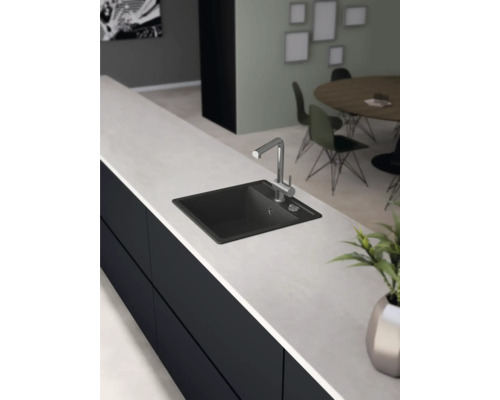 Küchenspüle mit Wasserhahn auf einer Küchentheke.