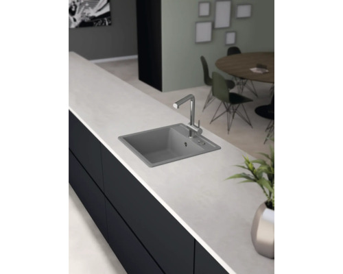 Küchenspüle mit Wasserhahn auf Arbeitsplatte
