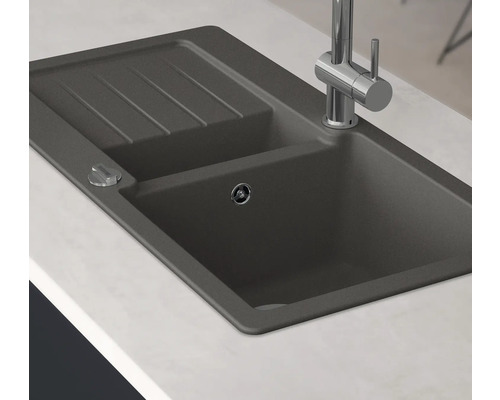Küchenspüle aus Granit mit Abtropffläche und Wasserhahn
