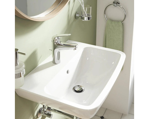 Waschbecken mit Armatur, Seifenspender und Handtuchhalter im Badezimmer