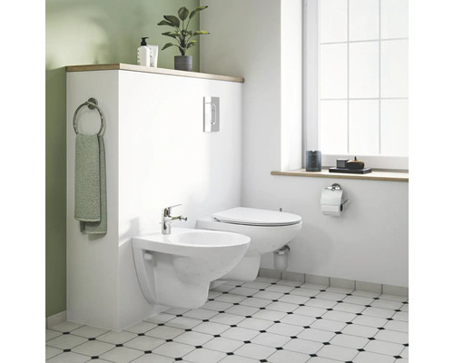 Modernes Badezimmer mit Wand-WC, Bidet und quadratischen Fliesen