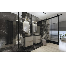 Badezimmer mit Doppelwaschtisch, Spiegeln und dunklem Marmor