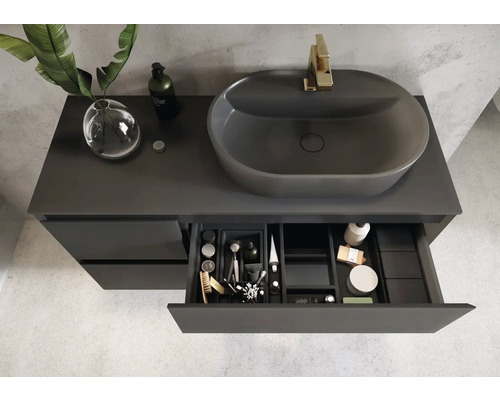 Modernes Badezimmer mit Unterschrank, Aufsatzwaschbecken und offenem Schubladenfach zur Aufbewahrung