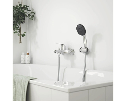 Aufnahme einer Badewannenarmatur mit Handbrause an einer Badezimmerwand