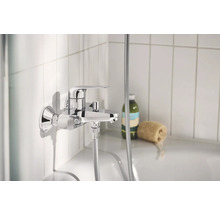 Aufputz-Brausearmatur im Badezimmer mit verchromter Oberfläche