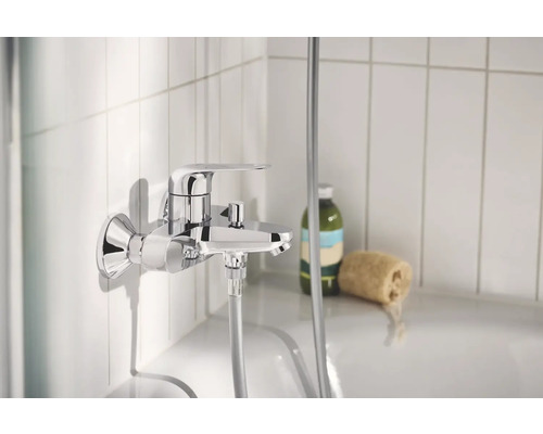 Aufputz-Brausearmatur im Badezimmer mit verchromter Oberfläche
