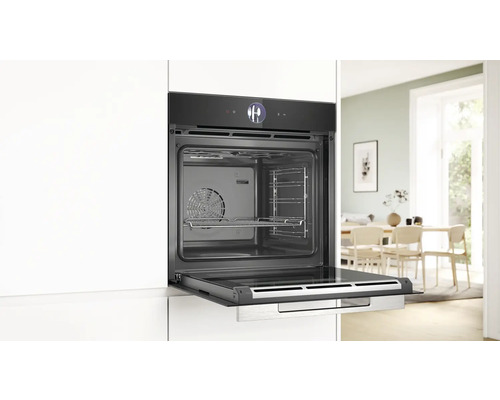 Einbau-Backofen mit geöffneter Tür in einer modernen Küche.