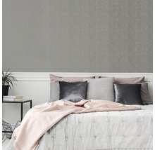 Schlafzimmer mit grauer Struktur Tapete an der Wand.