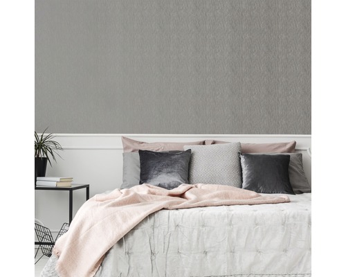 Schlafzimmer mit grauer Struktur Tapete an der Wand.