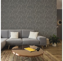 Wohnzimmer mit grauer Tapete mit Zweigmuster, grauem Sofa und rundem Tisch