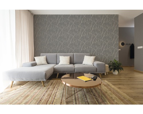 Wohnzimmer mit grauer gemusterter Tapete, Sofa, Tisch und Teppich