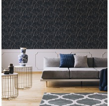 Wohnzimmer mit grauer Couch, Kissen und Wandtapete mit Zweigmuster
