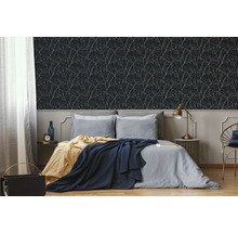 Schlafzimmer mit floral gemusterter Tapete, Bett, Nachttischen und Dekoration
