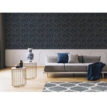 Wohnzimmer mit Sofa, Couchtisch und floraler Tapete