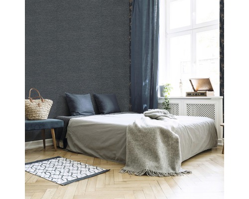 Schlafzimmer mit Doppelbett, Tagesdecke, Kissen, Vorhängen, Teppich und Wandverkleidung