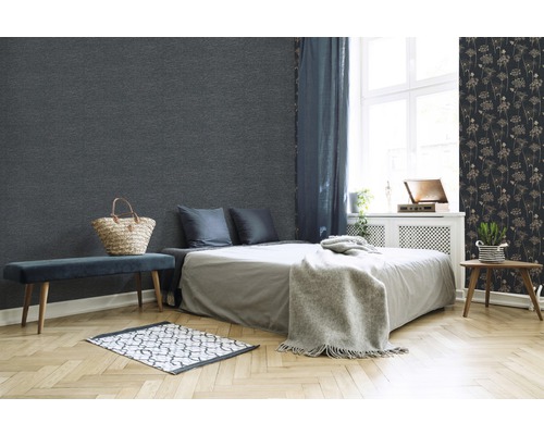 Helles Schlafzimmer mit Bett, Bank und strukturierten Tapeten