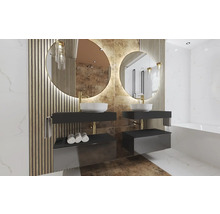 Badezimmer mit zwei Waschbecken, runden Spiegeln und Holzpaneelen