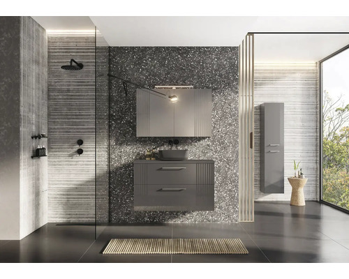 Modernes Badezimmer mit Dusche, Waschtischunterschrank, Spiegelschrank und Hochschrank