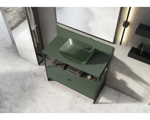 Badezimmer mit Waschbecken, Unterschrank und Spiegel