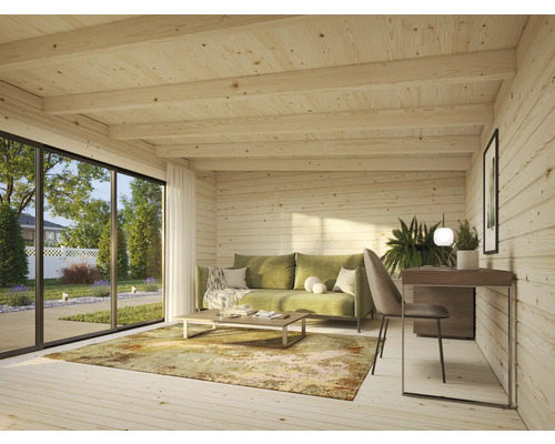 Innenansicht eines Holzhauses mit Sofa, Tisch, Stuhl und großem Fenster