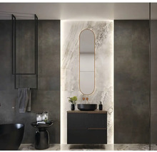 Modernes Badezimmer mit Waschtisch, Spiegel und Handtuchhalter