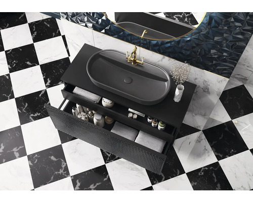 Modernes Badezimmer mit Waschbecken auf Unterschrank, Armatur und geöffneter Schublade