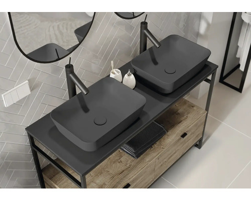 Badezimmer mit Waschtisch, Aufsatzwaschbecken und Armaturen