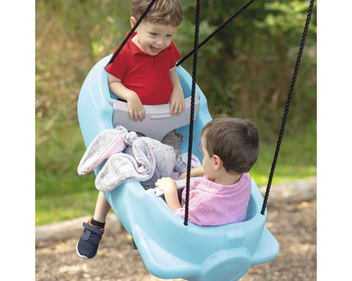 Zwei Kinder schaukeln auf einer blauen Kinderschaukel mit Seilaufhängung im Garten.