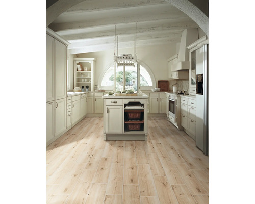 Helle Landhausküche mit Kücheninsel, Einbauschränken und Holzfußboden.