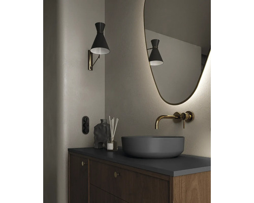 Badezimmer mit Aufsatzwaschbecken, Wandarmatur, Spiegel, Wandleuchte und Unterschrank