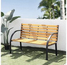 Gartenbank aus Holz mit Metallrahmen im Außenbereich