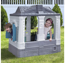 Spielhaus mit zwei Kindern im Garten