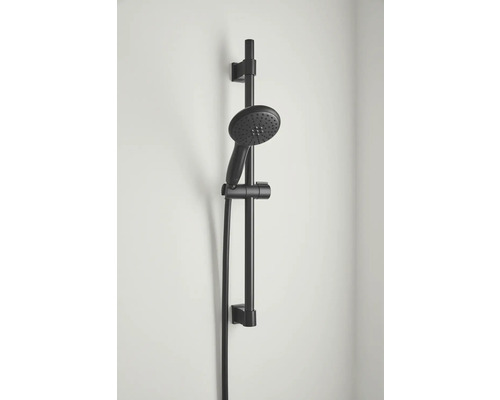 Schwarze Duschgarnitur mit Handbrause und Brausestange zur Wandmontage.
