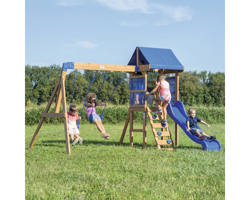 Spielplatz mit Schaukeln, Klettergerüst und Rutsche im Garten