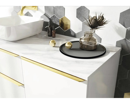 Badezimmerwaschtisch mit Waschbecken, Armatur, dekorativen Elementen und sechseckigen Wandfliesen