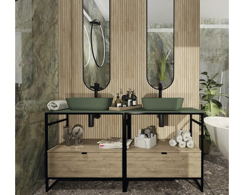 Badezimmer mit Doppelwaschtisch, Spiegeln und Holzelementen