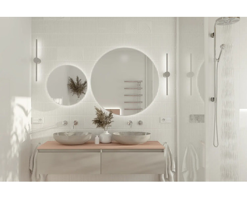 Helles Badezimmer mit Waschtisch, runden Spiegeln, Wandleuchten und Dusche