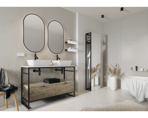 Badezimmer mit Doppelwaschtisch, ovalen Spiegeln, Badewanne und Regalen in hellem Design