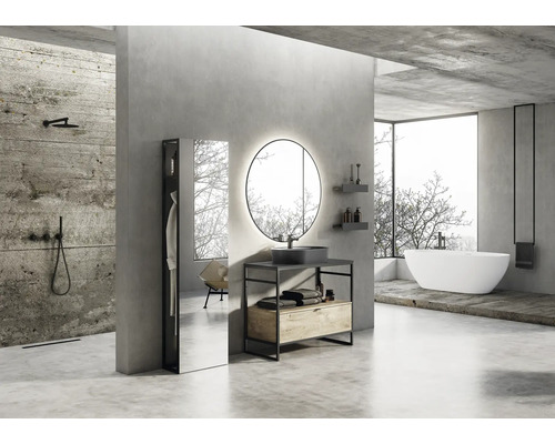 Badezimmer mit Dusche, Waschtisch mit Spiegel und Badewanne in heller, moderner Gestaltung