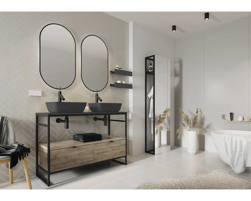 Badezimmer mit Waschtisch, zwei Spiegeln, Badewanne und Regal