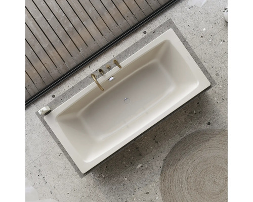 Aufnahme von oben einer rechteckigen Badewanne mit Armaturen.